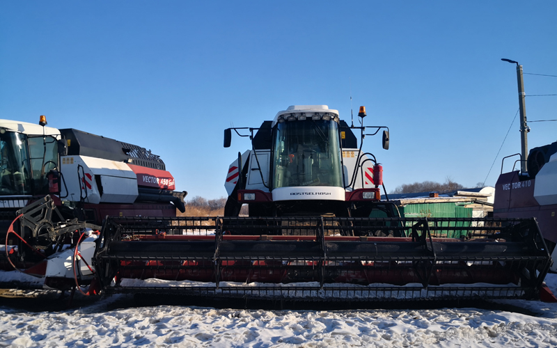 联合收割机收割大豆